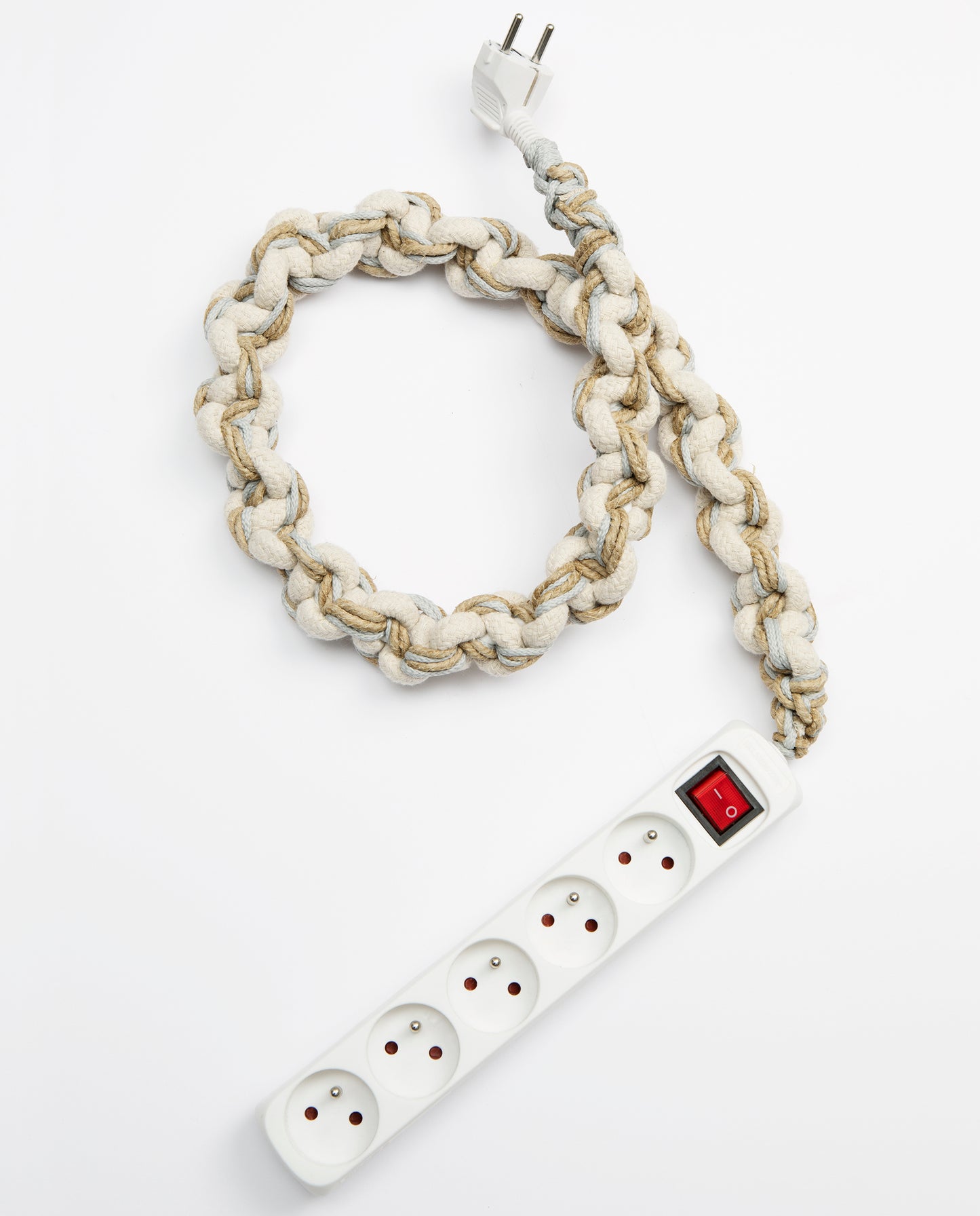 Multiprise M5 blanche dont le fil a été tricoté avec des cordes de coton de couleur. Aurélie Mathigot pour Haydée.